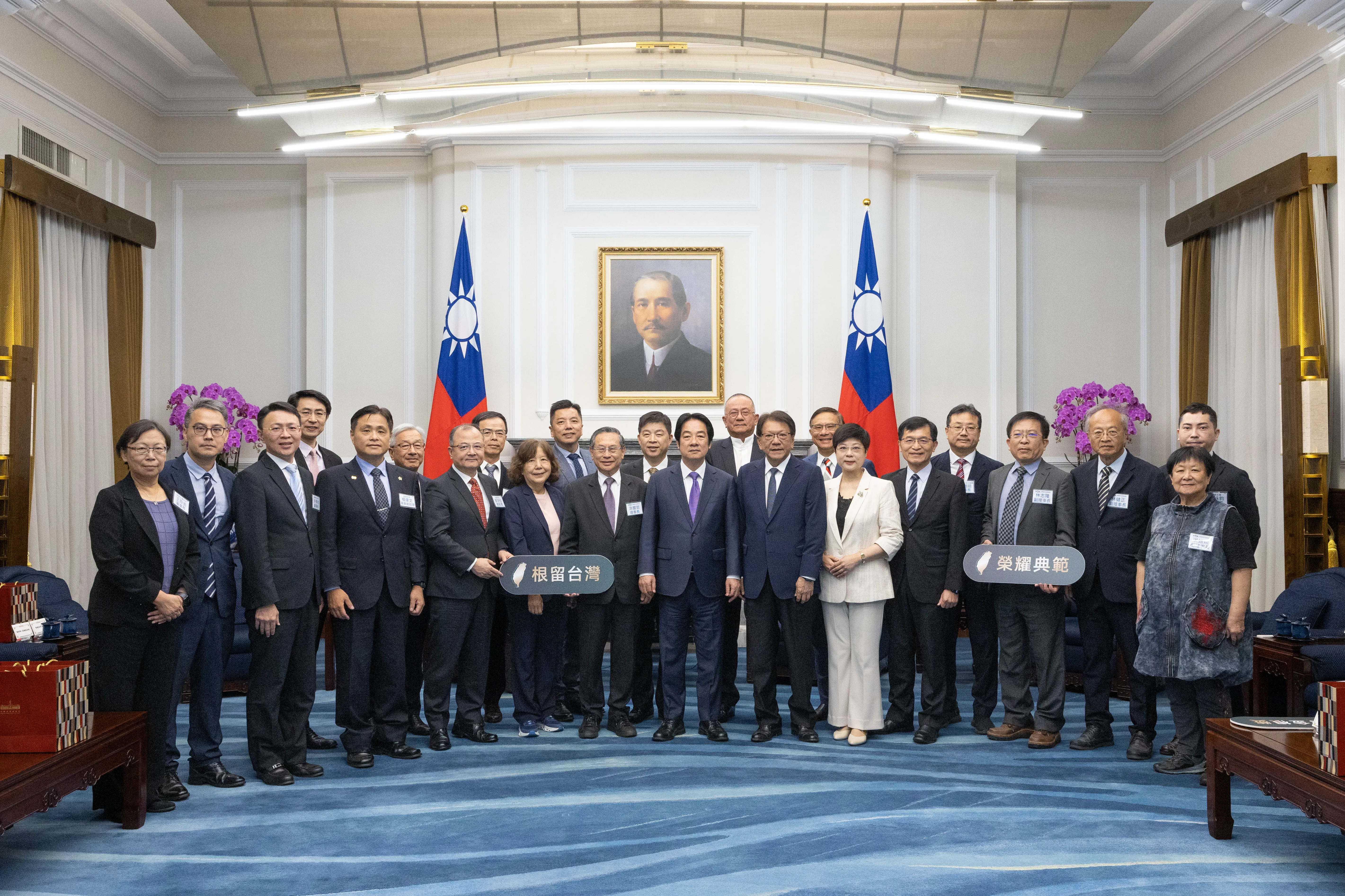 The Chairman of Leadgene Biomedical, along with other recipients of the 22nd Taiwan Golden Root Awards, was received by President Lai Ching-te at the Presidential Office.